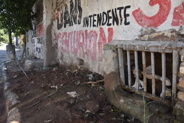 Agua se derrama desde el medidor desde hace dos meses, denuncian vecinos del barrio San Cayetano.