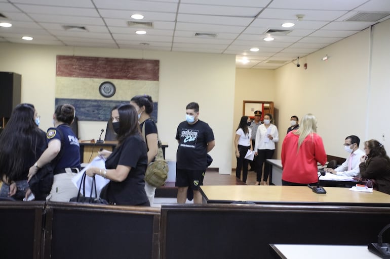 Con remera negra, Walter José Galindo, durante la audiencia de imposición de medidas ante la jueza Rosarito Montanía.