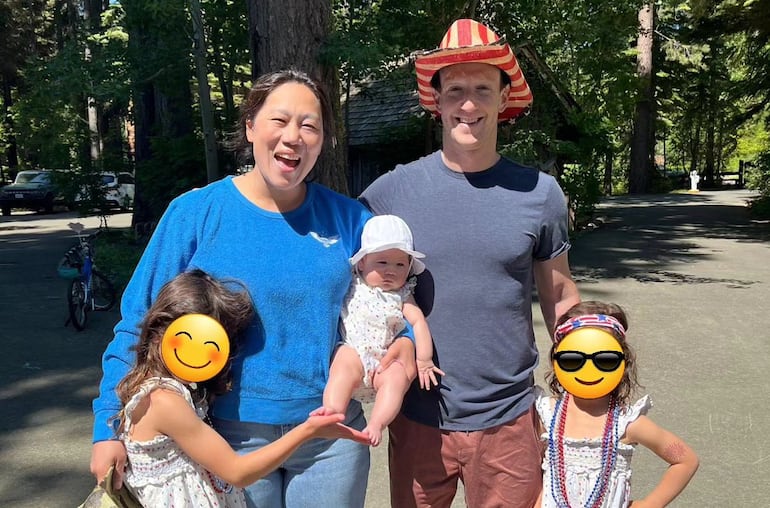 Mark Zuckerberg -propietario de Meta- compartió una foto de su familia y ocultó la cara de dos de sus hijas.