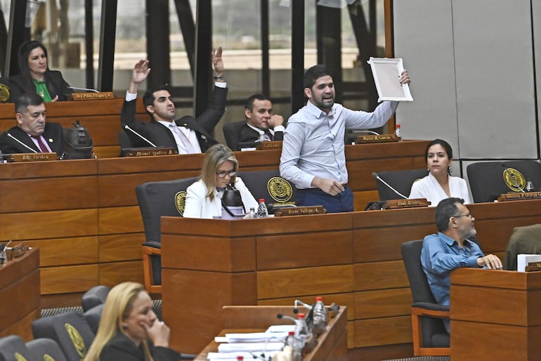 El diputado Raúl Benítez, de pie, es uno de los principales opositores en la Cámara Baja.


Diputado Raul Benitez