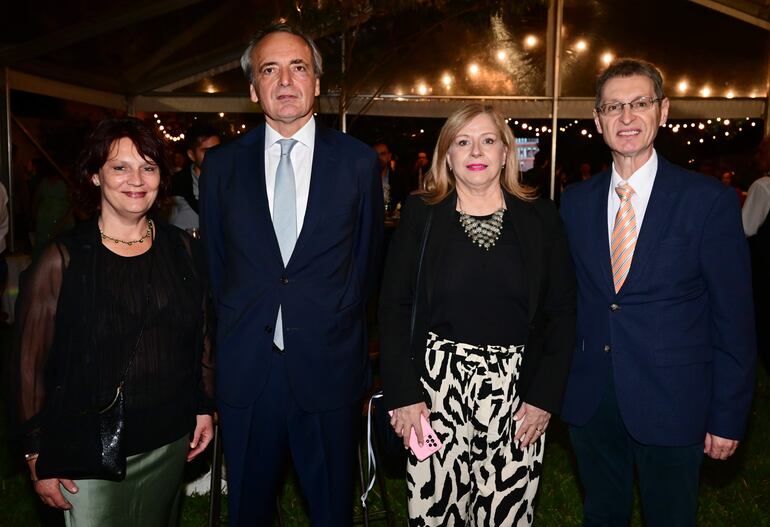 Simone Herdrich, Gordon Kricke, embajador de Alemania, Belinda de Maciel y Ramón Maciel Rojas.