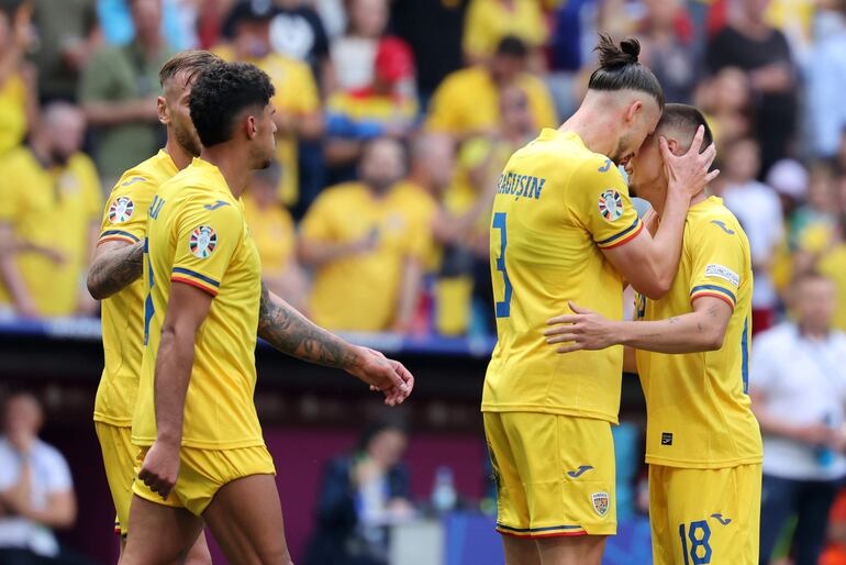 Los jugadores de Rumanía celebran un gol en el partido frente a Ucrania por la primera fecha del Grupo D de la Eurocopa 2024 en el estadio Allianz Arena, en Múnich, Alemania.