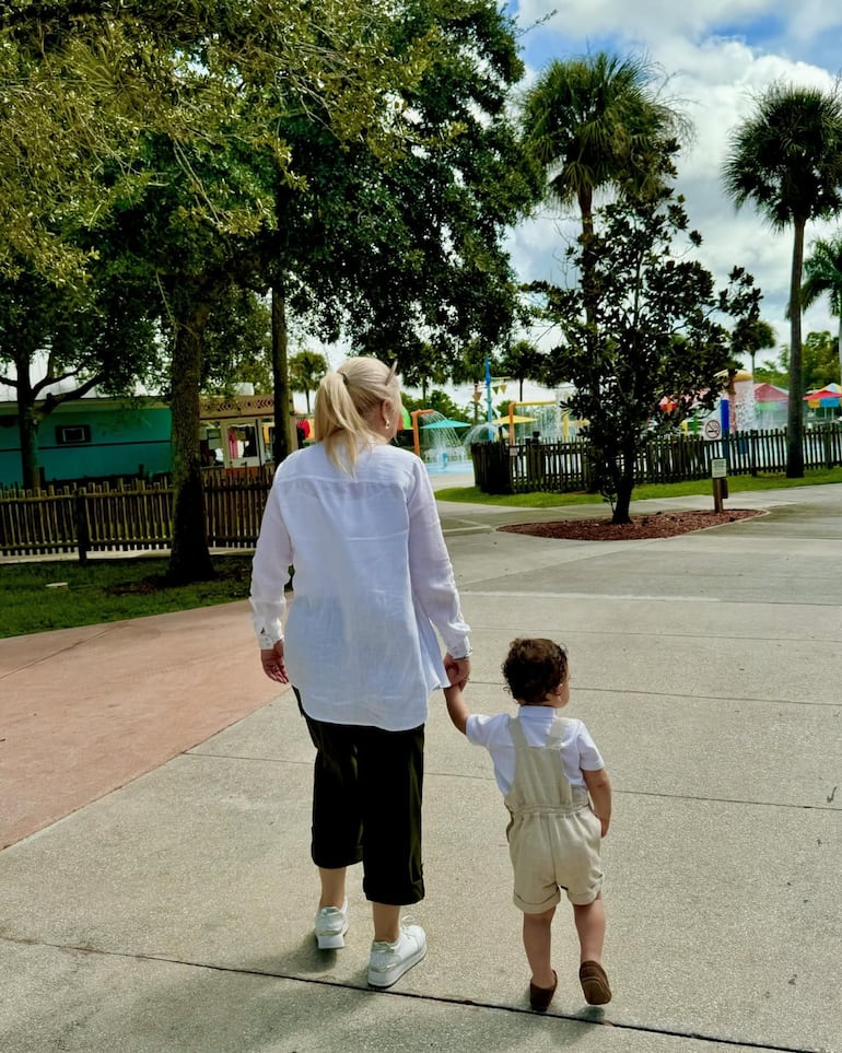 Marquito paseando por el parque de la mano de abuela Ludy Ferreira. (Instagram/Ludy Ferreira)