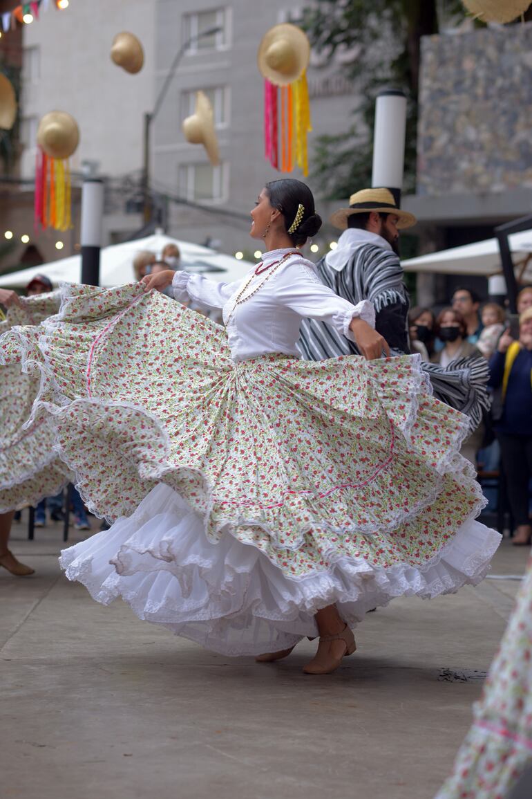 Para animar la jornada, habrá diversos cuadros de bailes folclóricos, para el deleite del público.