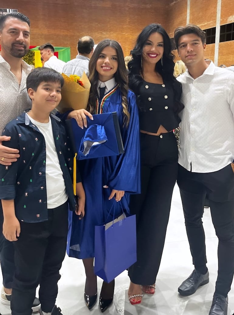 La graduada Carmen con sus padres Julio Cáceres y Gloria Vera, y sus hermanos Kevin y Thiago. (Instagram/Carmen Cáceres)