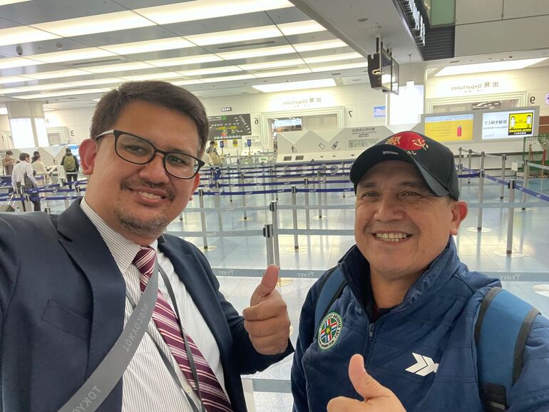 Esteban  Nakayama (izq.), quien fue reincorporado en la embajada en Japón, tras ser destituido en  la gran  barrida de agosto último. (foto de redes sociales).