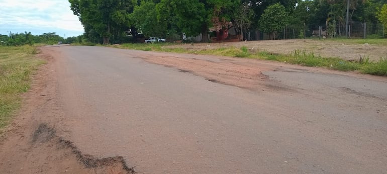 Baches y desniveles en un tramo de la circunvalación que conecta la Ruta PY03 con el cruce de Piquete Cue, en Limpio.