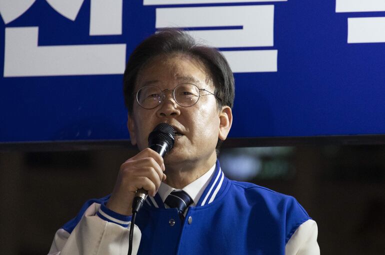 El líder de la oposición coreana, Lee Jae-Myung, del partido demócrata, durante un cierre de campaña, en Seúl. 