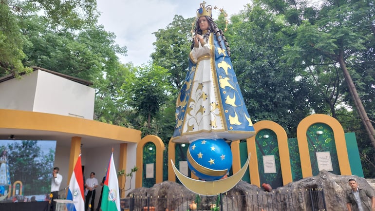 Nueva réplica de la imagen original de la Virgen de Caacupé, tallada por el escultor Ricardo Núñez.