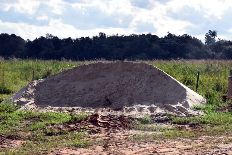 Arena para construcciones ue fue bajada al costado de la ruta para tratarde paliar el mal estado de la vía. 