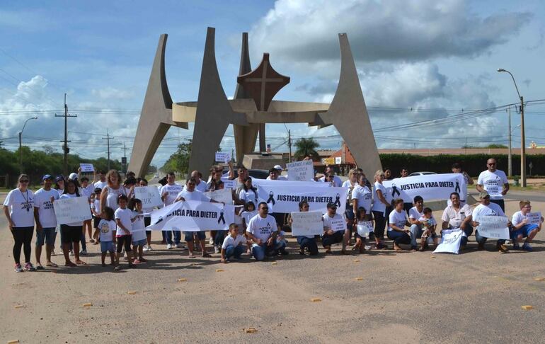 Una de las manifestaciones realizadas en Filadelfia por familiares y amigos de Dieter Federau, para exigir justicia por su violenta muerte.