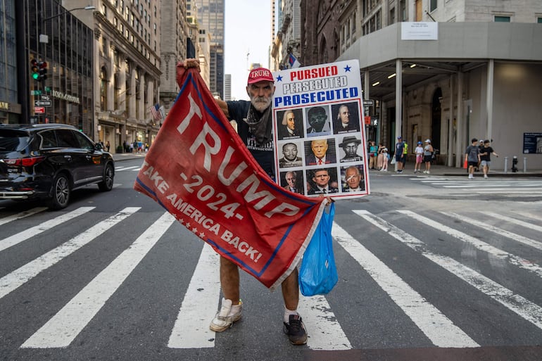 Un partidario sostiene una bandera de Trump 2024 en la Quinta Avenida cerca de la Torre Trump el 14 de julio de 2024 en la ciudad de Nueva York. El fusil que Thomas Matthew Crooks supuestamente utilizó para intentar asesinar al expresidente Donald Trump fue adquirido legalmente por el padre del atacante, según informaron fuentes de investigación a Fox News.