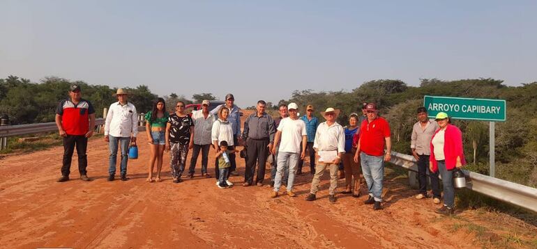 Los miembros de la comisión directiva, realizaron un recorrido en algunos puntos del trayecto de 45 km de tierra donde están reclamando la construcción de asfaltado.