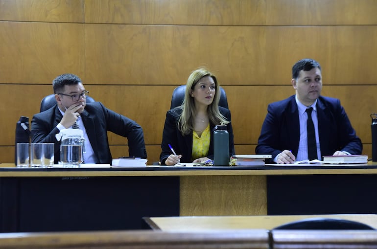 Los jueces Pablino Barreto (izq.), Inés Galarza (presidenta) y Juan Dávalos integran el Tribunal de Sentencia Especializado contra el Crimen Organizado.