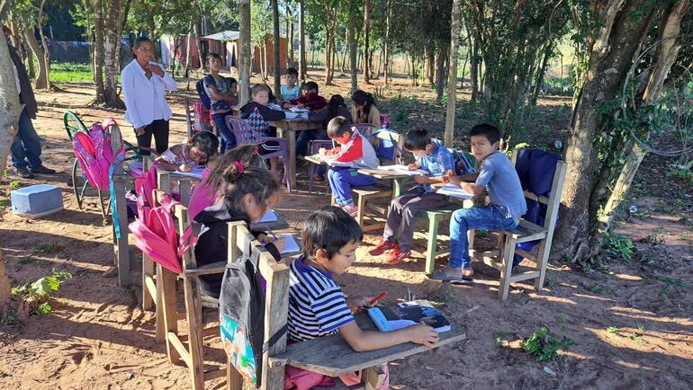 Alumnos de la escuela N° 5792 Potrerito, de Yby Pytã, Canindeyú, dan clases bajo árboles desde hace dos años.