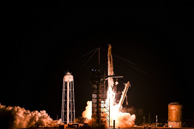 El cohete Falcon 9 de SpaceX despega desde el Centro Espacial Kennedy, Florida.