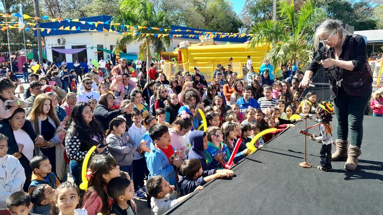 El show de marionetas causo sensación durante el festejo por el día del niño en la planta de Minerva Foods.