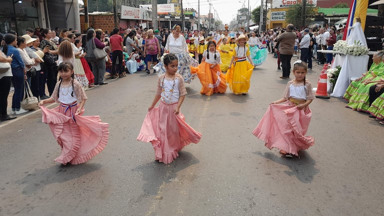 El desfile artístico sobre la avenida principal fue muy colorido.