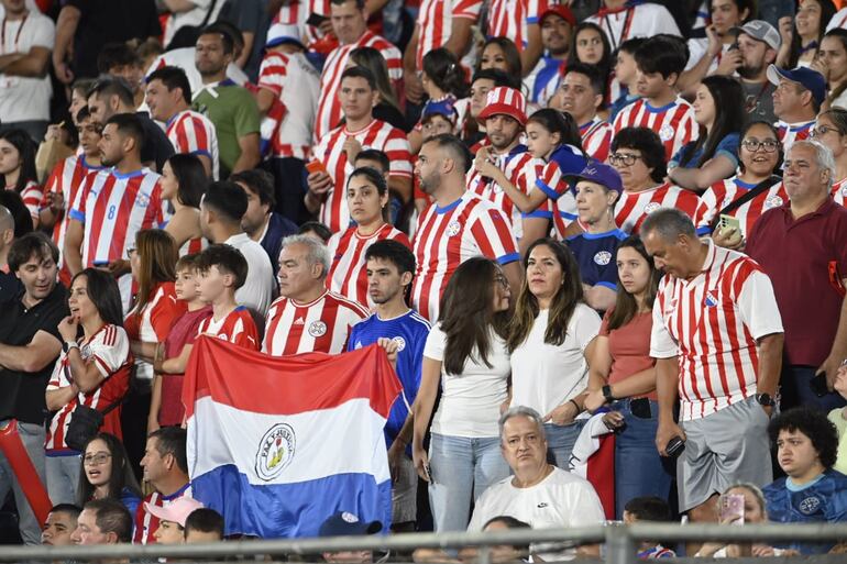 Los hinchas de Paraguay en la previa del partido frente a Argentina por las Eliminatorias Sudamericanas 2026 en el estadio Defensores del Chaco, en Asunción.