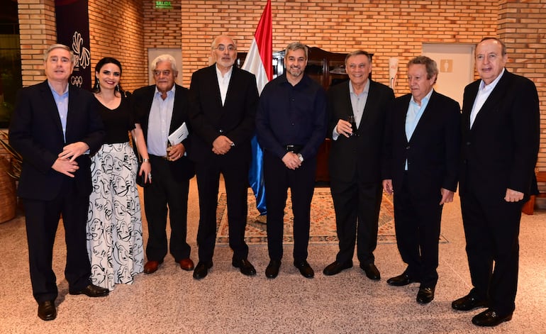 Thomas Field, Olinda Salguero, Luis Alberto Lacalle Herrera expresidente de Uruguay, Carlos Mesa expresidente de Bolivia, el presidente Mario Abdo Benítez, Jamil Mahuad expresidente de Ecuador, Vinicio Cerezo expresidente de Guatemala y Rafael Calderón expresidente de Costa Rica.