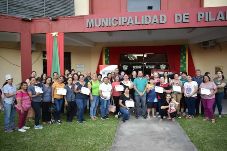 Los ganadores del concurso "Cuadra Porã 2024" frente a la Municipalidad de Pilar.