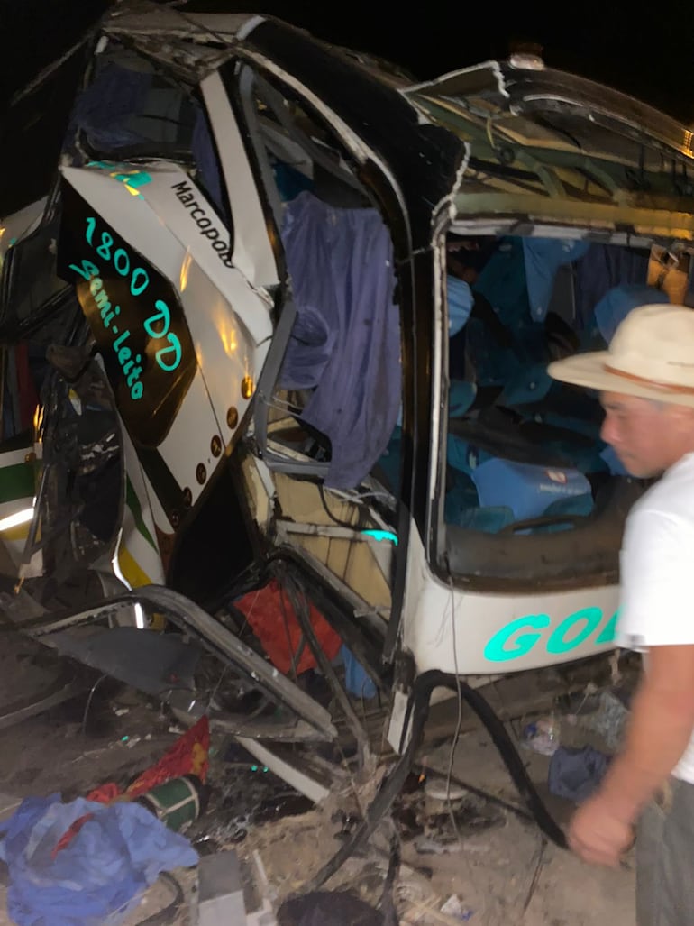 El colectivo de la empresa NASA Golondrina destrozado, luego de sufrir un grave accidente en Montelindo, Chaco.