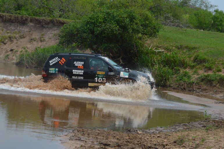 En la categoría T1+, victoria de la dupla compuesta por Miler Otazo y Hugo Elizeche, con el Mercedes Benz ML 55 V8.