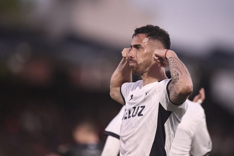 El paraguayo Gabriel Ávalos, futbolista de Independiente, festeja un gol en el partido frente a Tigre por la fecha 16 de la Liga Profesional de Argentina, en Tigre, Argentina.