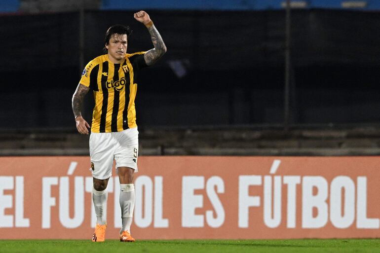 Federico Santander celebra tras anotar el primer gol aurinegro, el que abrió el camino al triunfo.