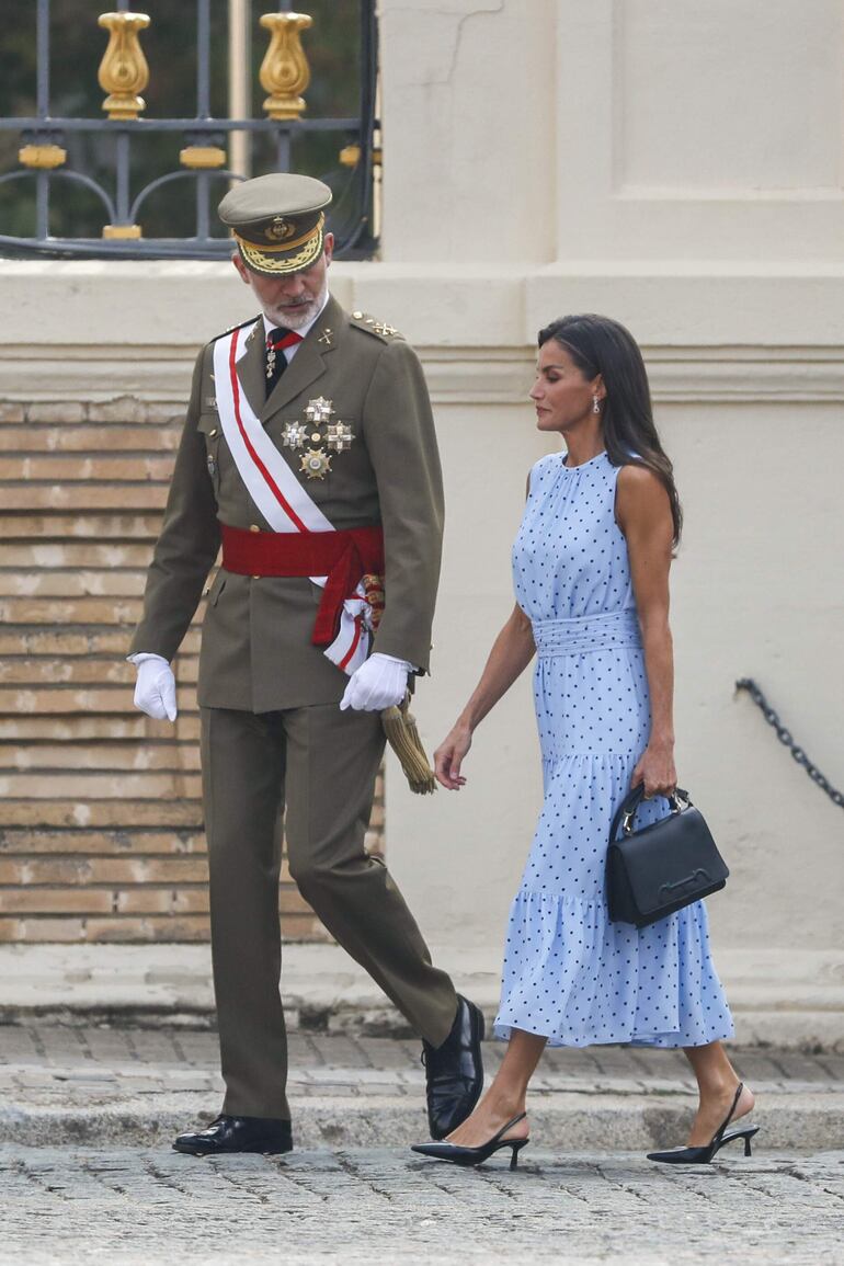 El rey Felipe VI, acompañado por la reina Letizia, a su llegada para presidir la ceremonia oficial en la que la princesa de Asturias, Leonor, ha jurado bandera con el resto de los cadetes de su curso, en la Academia General Militar de Zaragoza. (EFE/Javier Cebollada)
