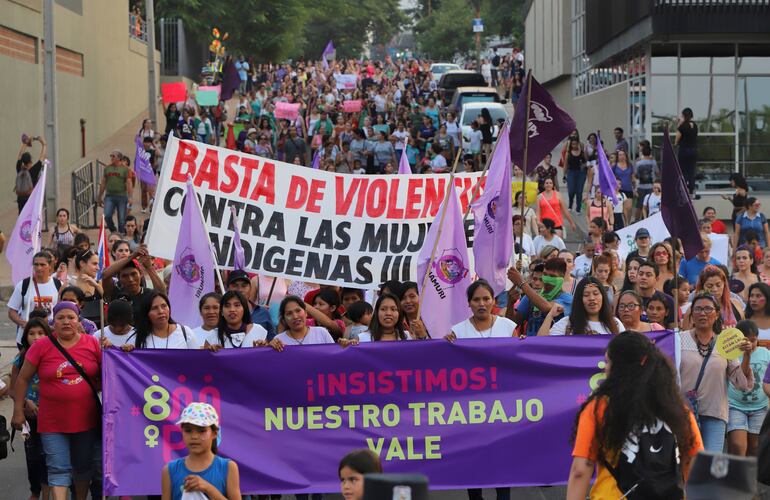 Multitudinaria marcha por el 8M