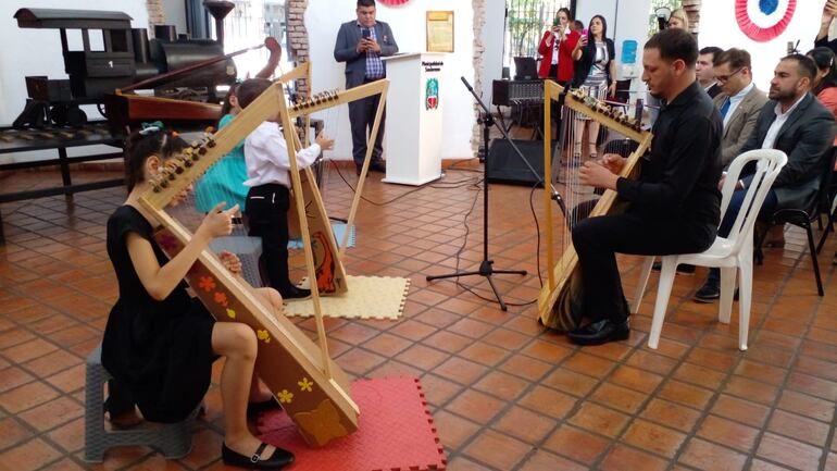 Los alumnos de la Academia de Música Viilla Aurelia rindieron homenaje al arpa paraguaya.