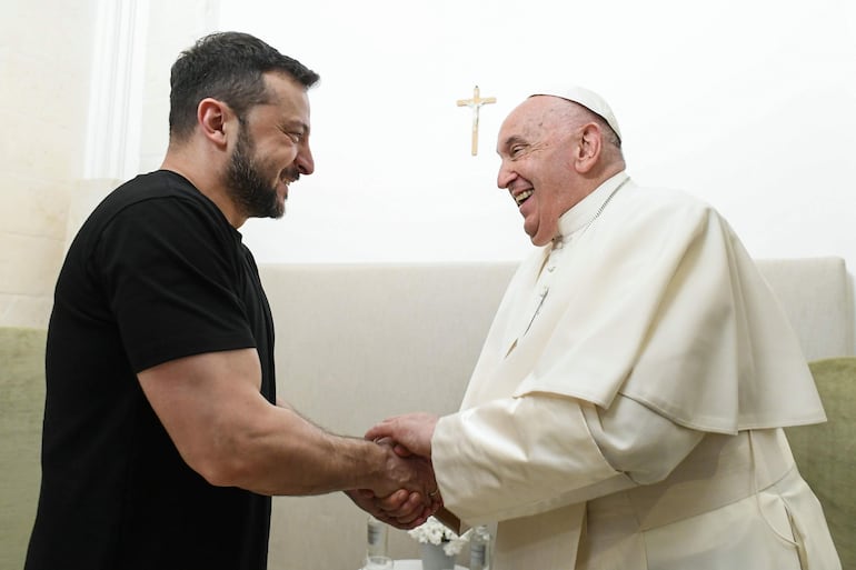 El papa Francisco saludando al presidente ucraniano Volodymyr Zelensky durante una reunión bilateral el segundo día de la cumbre del G7, en Borgo Egnazia, sur de Italia.