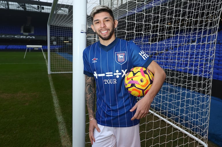 Julio Enciso durante su presentación oficial con el Ipswich Town, equipo con el que está preparado para debutar mañana en partido contra el Liverpool.