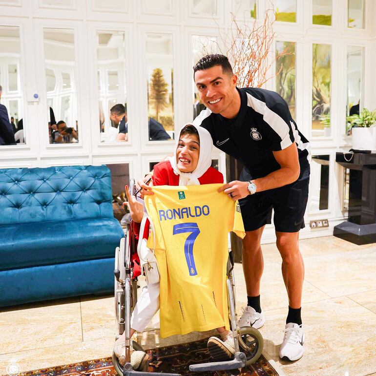 Cristiano Ronaldo regaló una camiseta a la artista Fátima Hammi en señal de agradecimiento. (Instagram/Al Nassr)