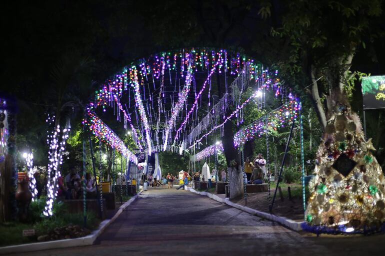 La plaza de los Héroes de la ciudad de San Antonio ya presenta un ambiente navideño.