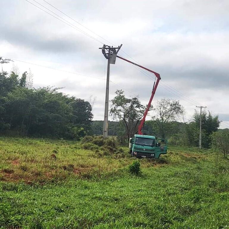 Desde la Ande informan que varias cuadrillas están trabajando para regularizar el servicio de energía eléctrica.