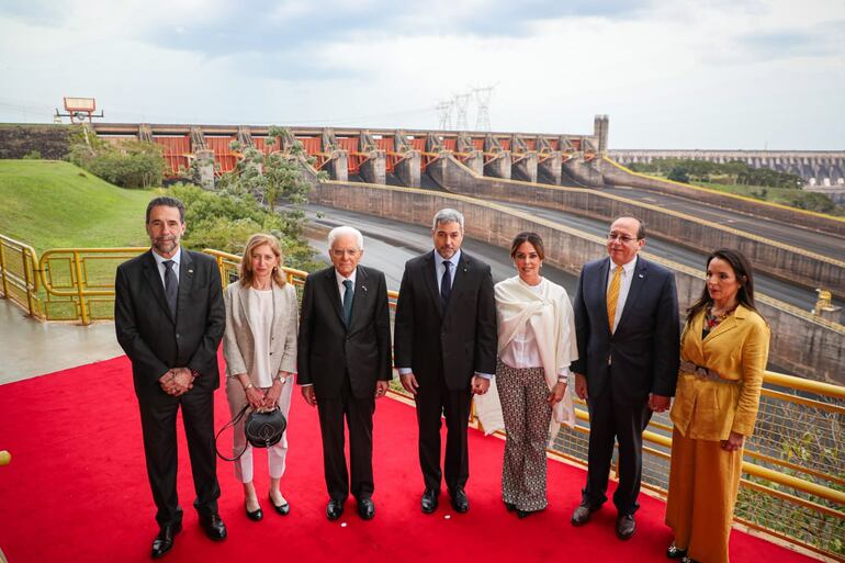 Los mandatarios junto a la comitiva oficial posan frente a las compuertas del vertedero de agua de Itaipú.