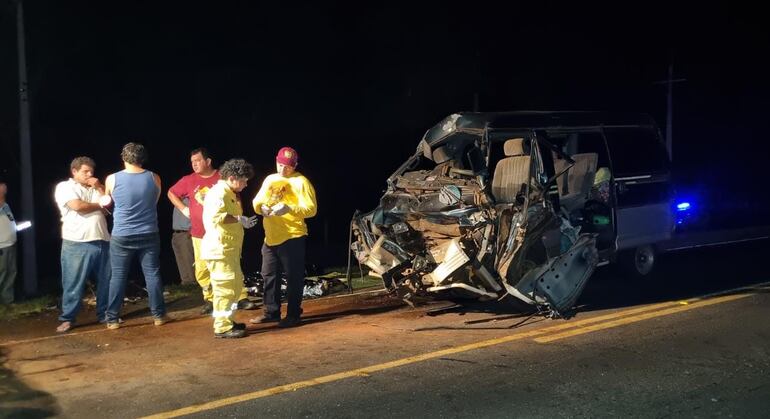 Una furgoneta colisiono contra un transganado sobre la ruta py 01 en el kilometro 174 entre la ciudad de Villa Florida y San Miguel, Misiones, resultado victima fatal  Matilde Saldívar de Colman (60).