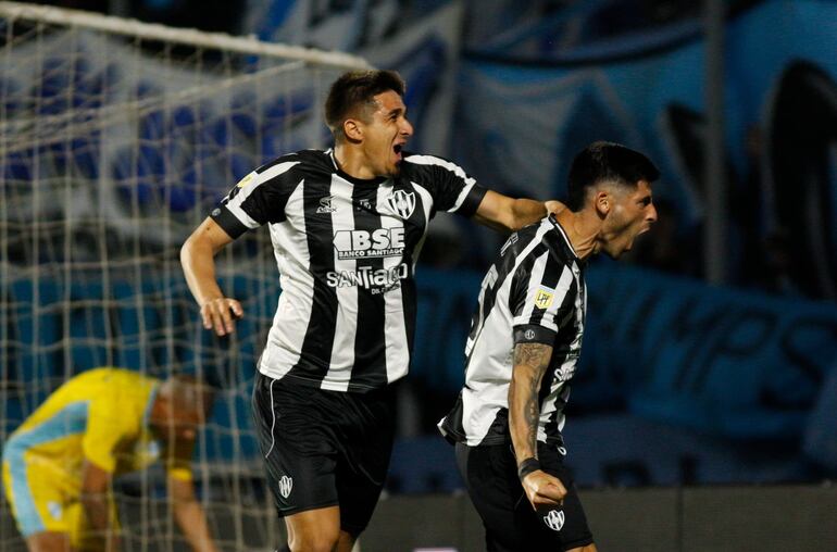 José Florentín (d), jugador de Central Córdoba, celebra un gol en el partido frente a Temperley por los cuartos de final de la Copa Paraguay 2024 en el estadio Único de San Nicolás.