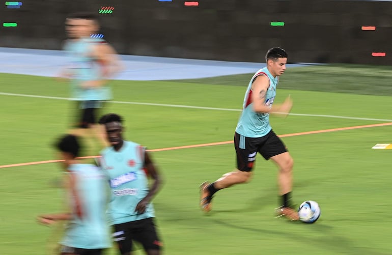 El colombiano James Rodríguez en el entrenamiento de la selección de Colombia en el estadio Metropolitano Roberto Meléndez de la ciudad de Barranquilla. 