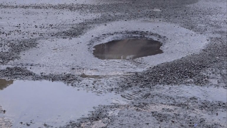 Bache perdiendo agua sobre San Martin y Guido Spano, en Asunción.