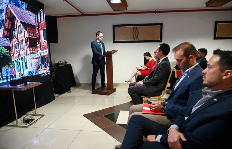 El embajador Daniel Derzic realiza una presentación durante el desayuno-panel que se realizó ayer en el marco del 732º aniversario de Suiza.