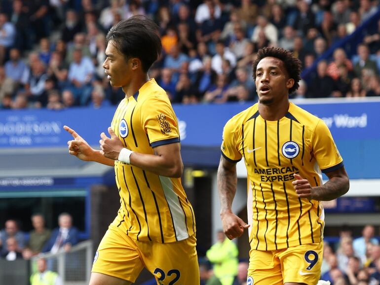 Los jugadores del Brighton festejan un gol en el partido ante Everton por la primera fecha de la Premier League en el Goodison Park, en Liverpool, Inglaterra.