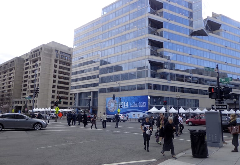 Sede del FMI en Washington DC. Los viejos dogmas, aunque provengan con  el tecnicismo propio del BM  y FMI deben ser rechazados.