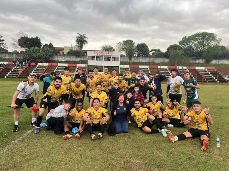 La foto del triunfo, de los componentes del plantel del 12 de Junio de Caacupé en el estadio del R.I.3 Corrales. (Foto: 12 de Junio de Caacupé)