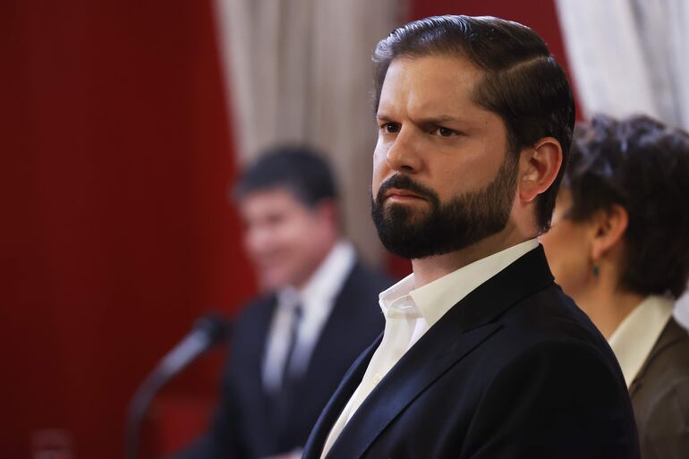 El presidente de Chile, Gabriel Boric, participa en la ceremonia de cambio de gabinete hoy, en el Palacio de La Moneda, en Santiago (Chile).