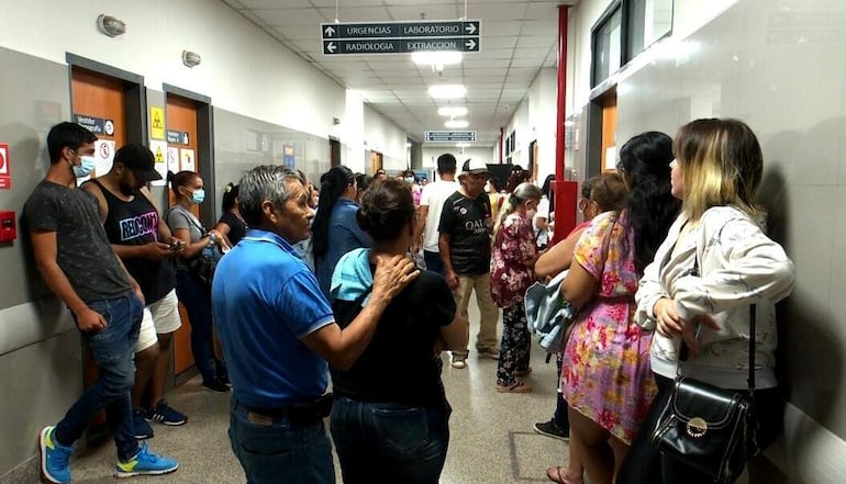 Larga espera en los hospitales por la falta de médicos es algo que se presenta en todo el país.