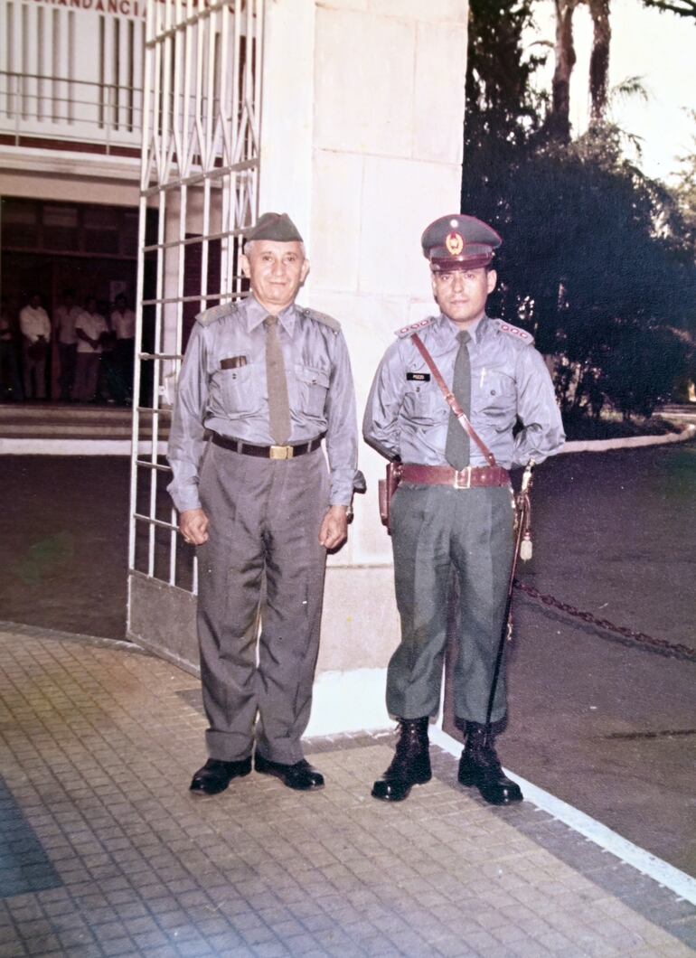 Comandante de Cuartel en el Regimiento Escolta Presidencial.