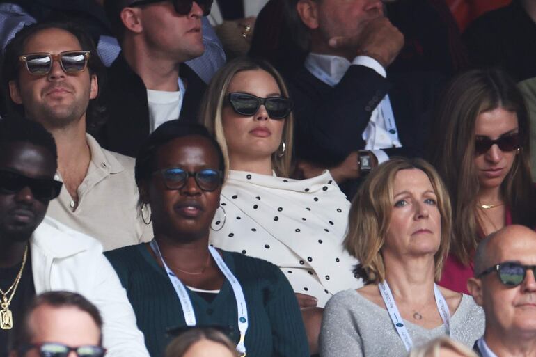 La actriz australiana Margot Robbie dejó ver su pancita de embarazada durante el partido semifinal masculino entre Daniil Medvedev de Rusia y Carlos Alcaraz de España en el Campeonato de Wimbledon. La Barbie asistió con su marido Tom Ackerley.